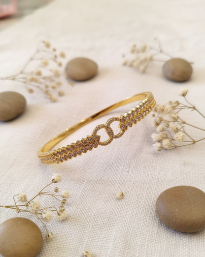 Elegant Interlocking Motif Gold Bracelet
