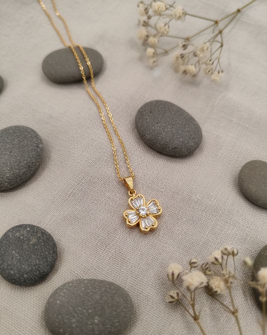 Elegant Clover Pendant Necklace